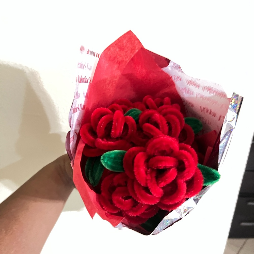 Red pipe cleaner Roses Bouquet - Picture 2 of 4